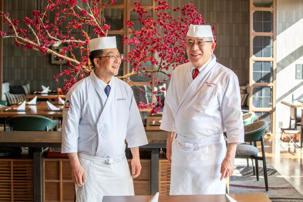 右：小嶋総料理長　左：安井料理長